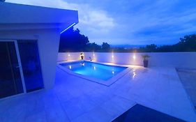 Penthouse Jacuzzi & Pool Luxury Apartments